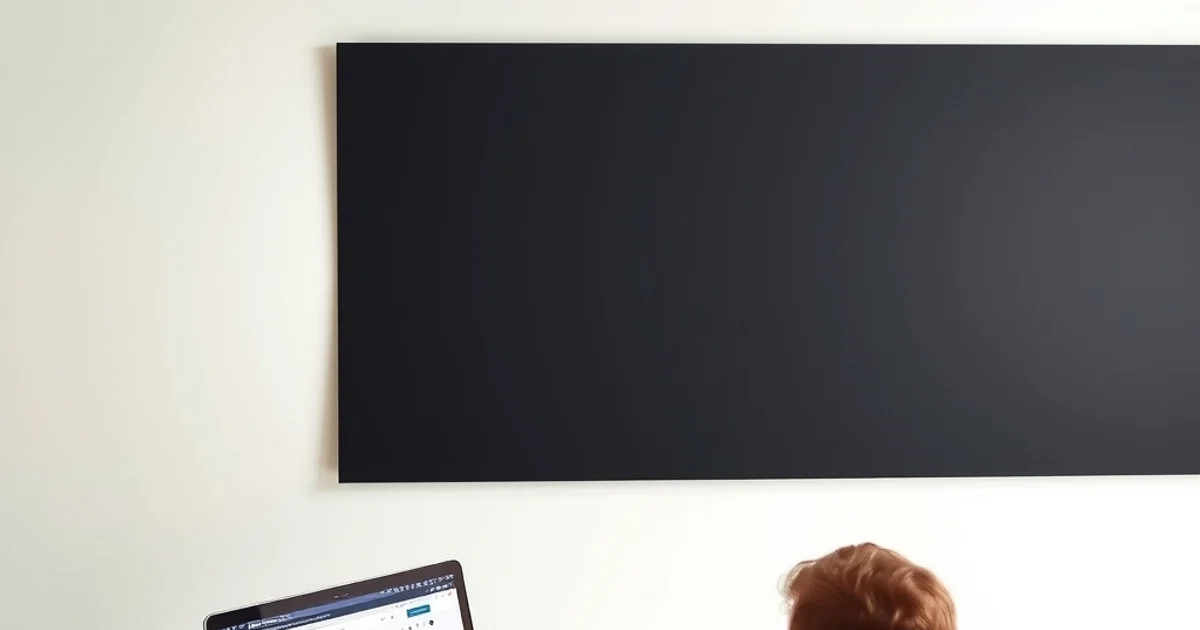 Autónomo trabajando en el diseño de su página web profesional desde una oficina en casa luminosa y ordenada
