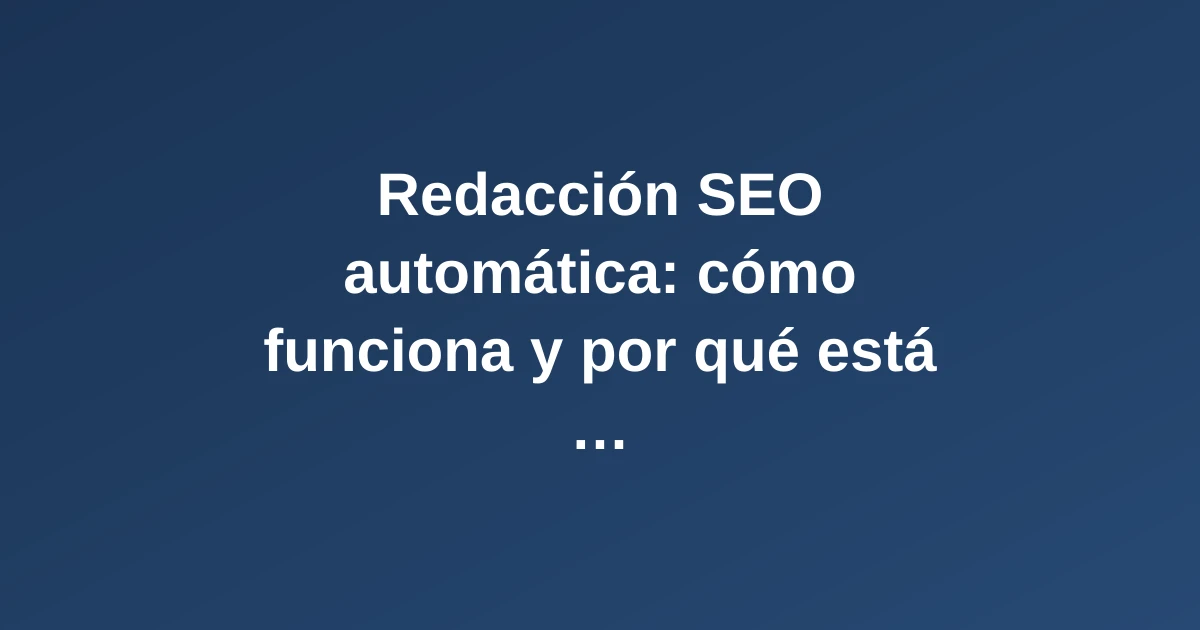 Espacio de trabajo moderno con laptop mostrando flujos de texto digital, representando la redacción SEO automática