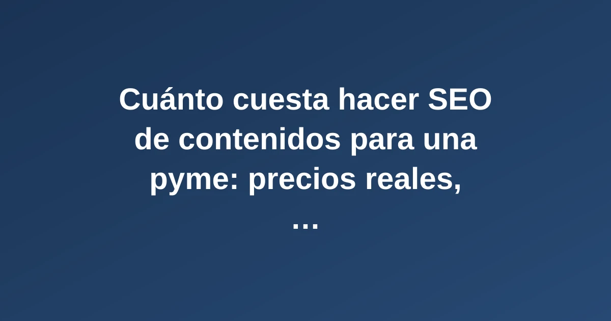 Propietario de pyme analizando estrategia de contenidos SEO con documentos y portátil sobre escritorio profesional