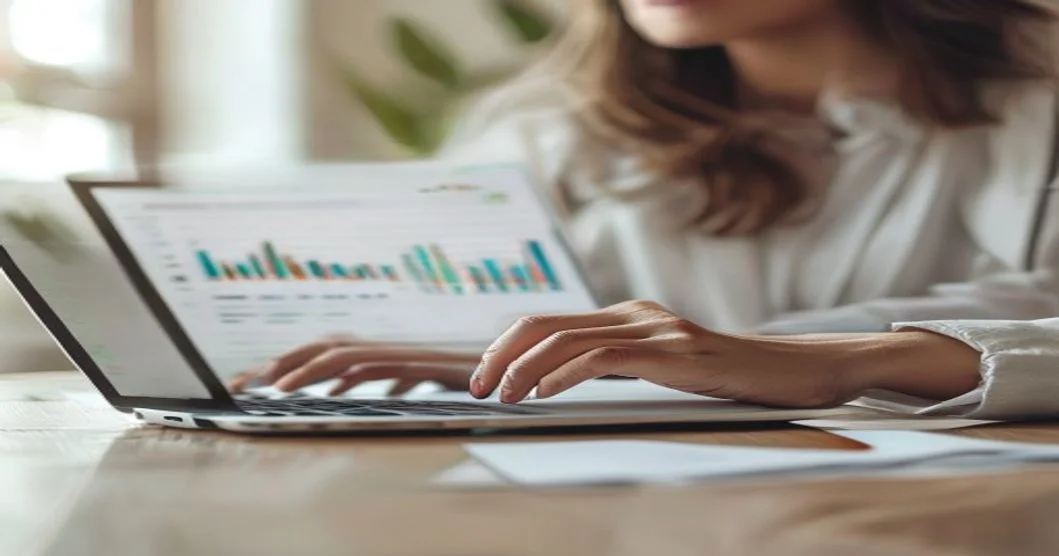 Profesional analizando estrategia SEO en un portátil moderno con gráficos de crecimiento web Profesional analizando estrategia SEO en un portátil moderno con gráficos de crecimiento web